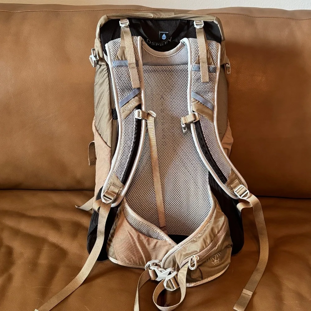 Beige Osprey Hikelite 28L Backpack - Picture 9 of 11